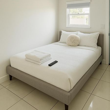 Modern Home - Termpurpedic Queen Bed, Laundry, Free Parkging, Ev Tesla Голлівуд Екстер'єр фото